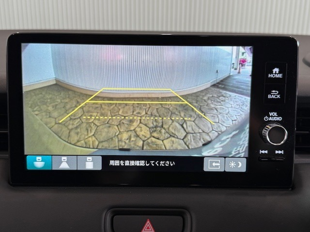 【バックカメラ】リバースにするだけで映ります、後方の安全確認や、狭い駐車場での車庫入れ、雨の日や夜間など視界の悪い時に便利です！安全にバックする為には欠かせない装備です。