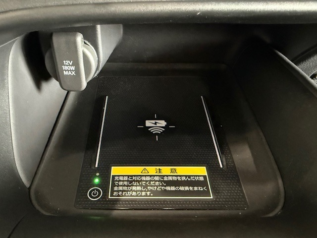 ワイヤレス充電器です！置くだけ充電が可能です♪対応したスマートフォンであれば、基本的に充電は可能です！