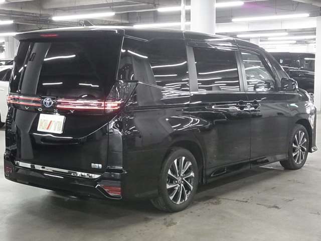 雨が降ってもゆったりと車選びができる全天候型立体展示場！エスカレーター完備！