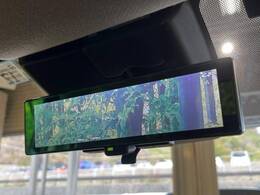 【インテリジェントルームミラー】後席の大きな荷物や同乗者で後方が確認しづらい時でも安心！カメラが撮影した車両後方の映像をルームミラー内に表示。クリアな視界で状況の確認が可能です！