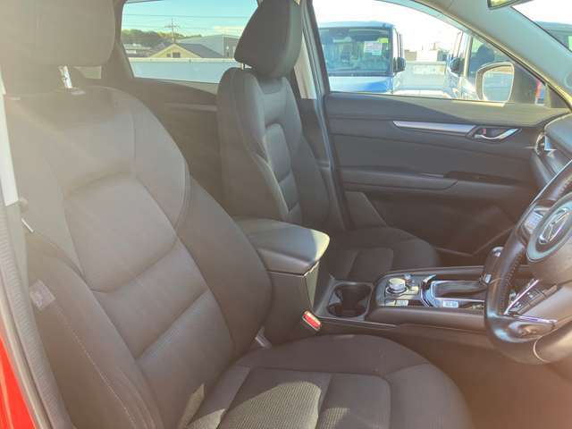 【ゆったりと運転してください】足元空間も広く、スムーズに乗り降りもいただけます♪