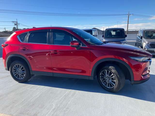 横から見てもスタイリッシュなデザイン、乗り降りもしやすいです。是非、ご試乗ください☆