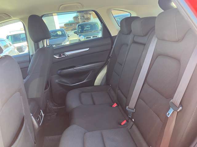 後席も広々していますので、海や山への行楽時も室内で快適に過ごせます！