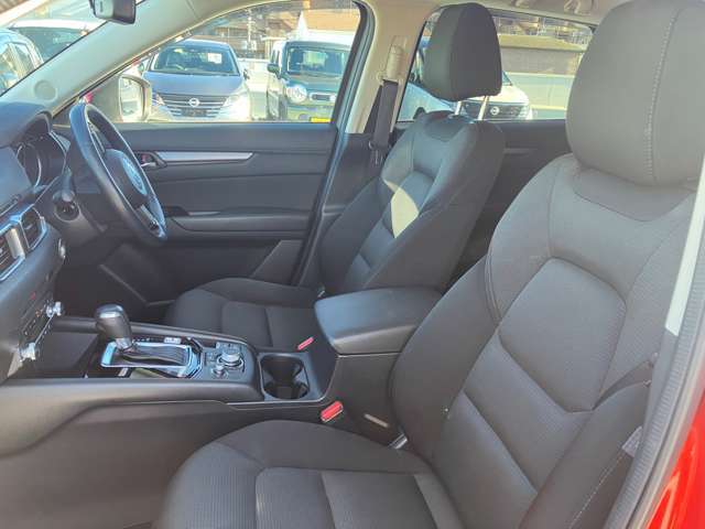 助手席も広く、スムーズに乗り降りいただけます！