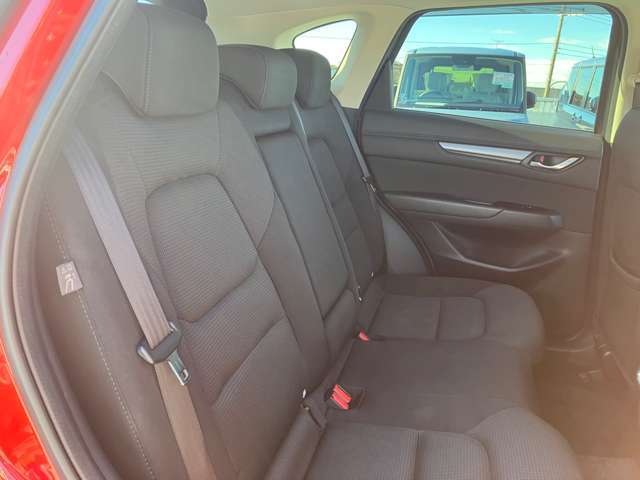 後席も広々していますので、海や山への行楽時も室内で快適に過ごせます！