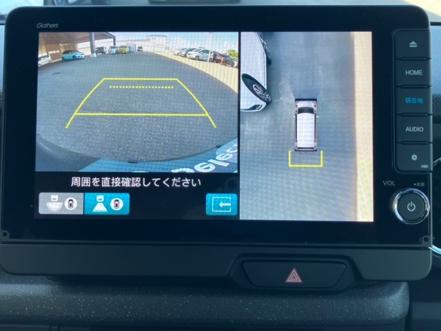 バックモニター装備。画面にて後方の確認が行えるので、バック駐車や車庫入れの際には重宝します。車の運転に慣れない方でも安心のガイドライン表示機能付。
