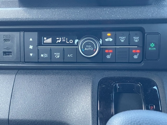 運転席・助手席シートヒーターついてます！！