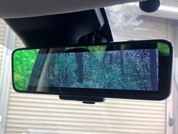 【インテリジェントルームミラー】後席の大きな荷物や同乗者で後方が確認しづらい時でも安心！カメラが撮影した車両後方の映像をルームミラー内に表示。クリアな視界で状況の確認が可能です！