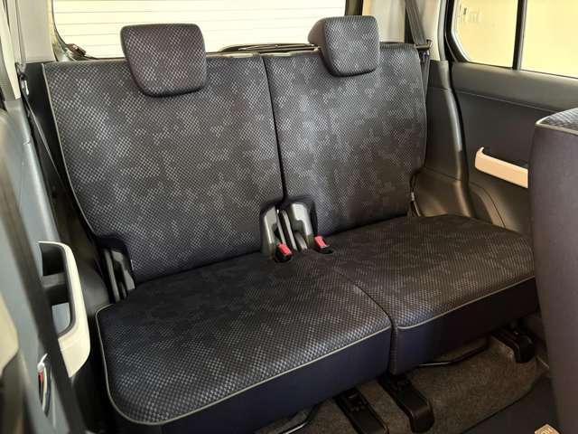 運転席に目が行きがちですが、後部座席もしっかり作り込まれている事が伺えますね。