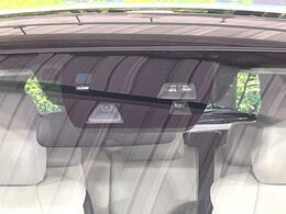 【スマートブレーキサポート】走行中に前方の車両等を認識し、衝突しそうな時は警報とブレーキで衝突回避と被害軽減をアシスト。より安全にドライブをお楽しみいただけます。