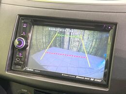 【バックカメラ】駐車時に後方がリアルタイム映像で確認できます。大型商業施設や立体駐車場での駐車時や、夜間のバック時に大活躍！運転スキルに関わらず、今や必須となった装備のひとつです！