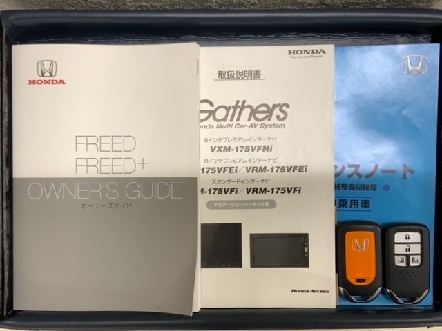 スマートキーは鍵をバッグに入れたままでもドアロックの開閉やエンジンのON・OFFができます。夜間や雨の日も鍵を探さなくて良いので便利です。