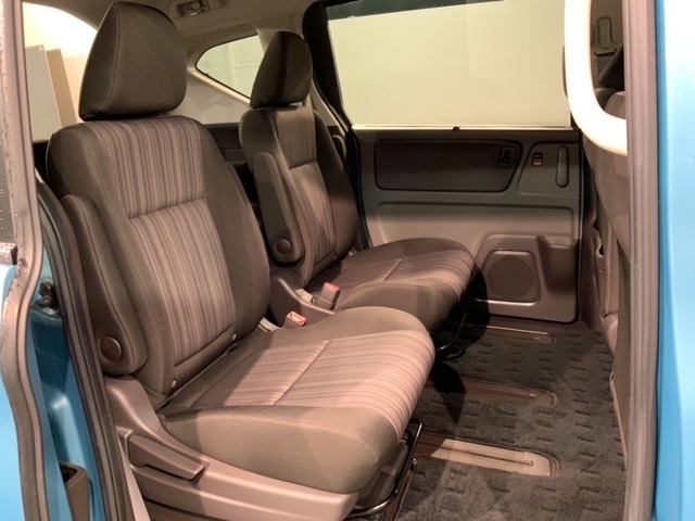 2列目セパレートシートです。　左右シートが離れているので開放感が高まります。　前席から後席へ移動ができるウォークスルーがとても便利です。