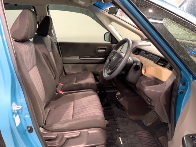 程よい硬さとホールド性が高くロングドライブも疲れにくいシートです。