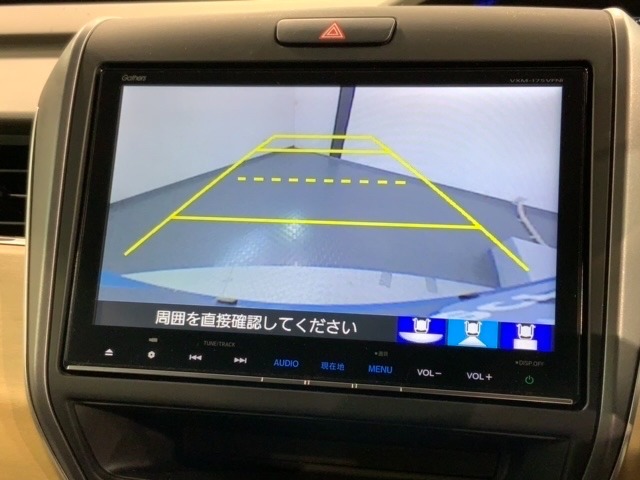 リバースギアに入れるだけで後方の表示へ切り替わります。夜間や雨の日の駐車も楽になりますよ。