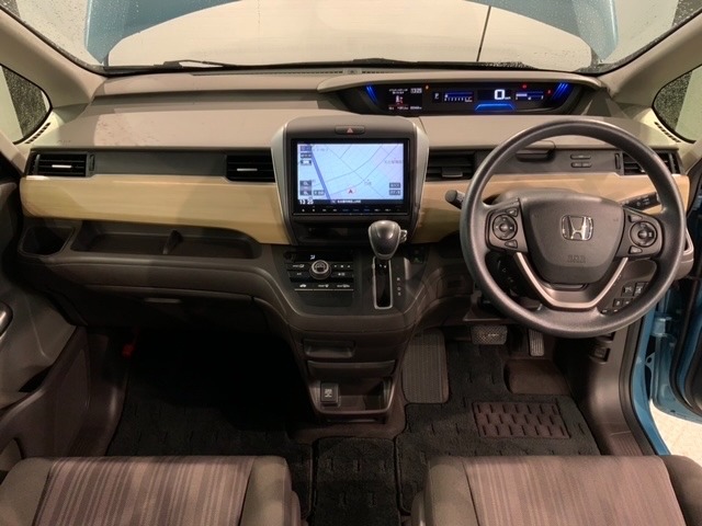 使いやすいレイアウトのダッシュボード周辺です。オートエアコンや小物入れなど嬉しい装備が満載です。