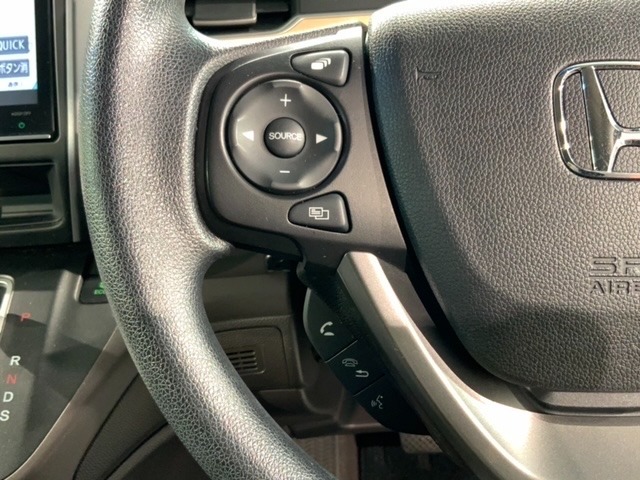 ステアリングにオーディオ操作スイッチが付いています。オーディオ画面に直接タッチしなくても操作が出来ますので、運転に集中できます。