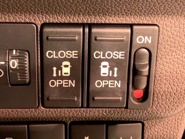 左右両側パワースライドドアが付いています。ワンタッチで簡単にお子様でも、お年寄りの方でも、開閉できますからとても便利です。キーレスや車内スイッチでも自動でドアの開閉ができます。