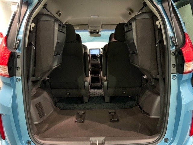 3列目シートを跳ね上げればラゲッジスペースを更に広く使えます。