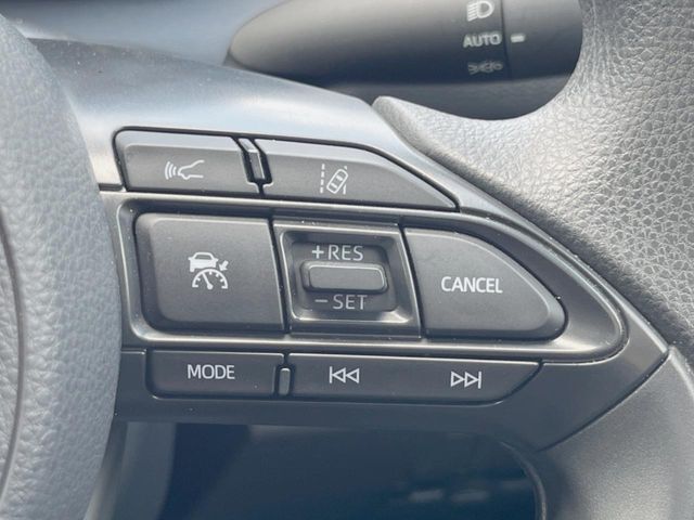 【クルーズコントロール】高速道路もラクラク走行。アクセルを離しても一定速度で走行ができ、長距離運転時の負担を軽減！加速・減速も簡単なスイッチ操作で調整できます。