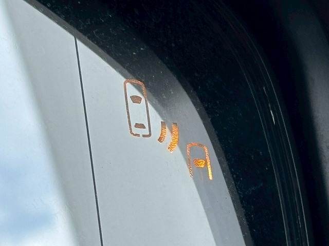 【ブラインドスポットモニター】車線変更時に後方から近づくお車をアラートしてくれます。