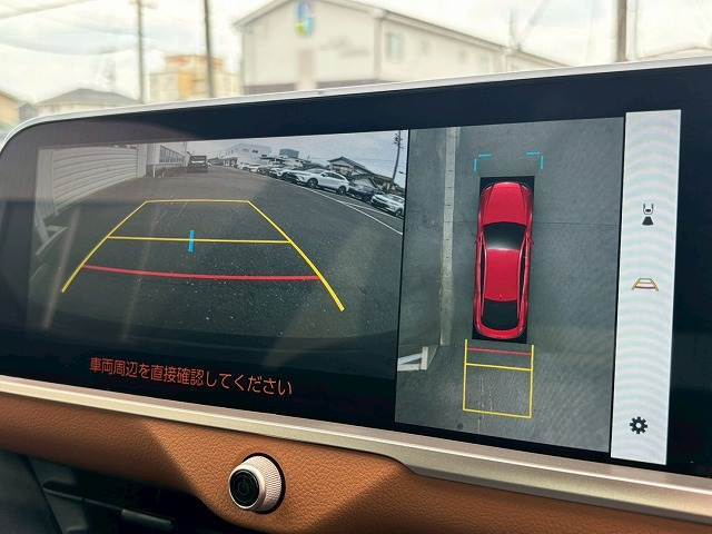 【パノラミックビューモニター】専用のカメラにより、上から見下ろしたような視点で360度クルマの周囲を確認することができます☆死角部分も確認しやすく、狭い場所での切り返しや駐車もスムーズに行えます。