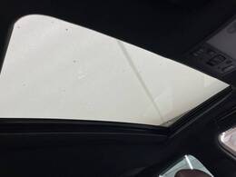 【ムーンルーフ】開放感たっぷりの希少装備、ムーンルーフが装着されています！車内に明かりを取り入れたり景色を楽しむ以外にも、車内の空気も簡単に換気できて快適です！