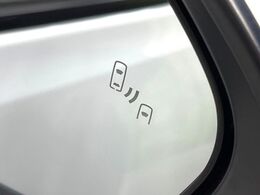 【ブラインドスポットモニター】走行中、ドアミラーの死角になりやすい箇所に後続車が接近するとサイドミラーのレンズに警告を表示！ドライバーに注意喚起をしてくれます。