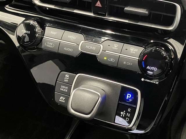 オートエアコンは温度を設定するだけで、自動で風量などを設定してくれます。運転しながら操作も必要ないので、安全性も向上します。