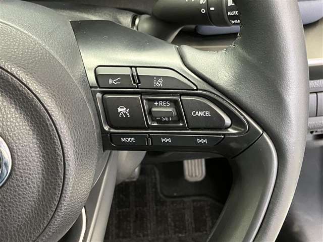 前方の車との車間を設定し、スピードを上げたり緩めたりを自動で行ってくれる追尾式の「レーダークルーズ」。上級装備の一つです！高級車にしかつかない嬉しい機能です。