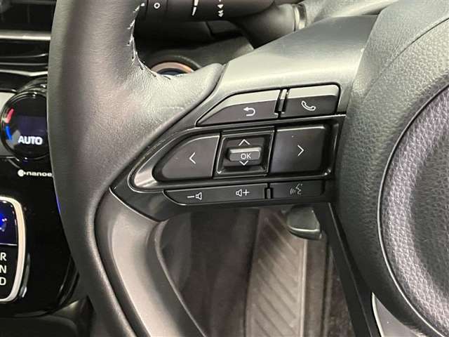 運転中、オーディオの操作をしてて、ハッとしたことはありませんか？ステアリングスイッチは、運転中でもハンドルでオーディオの操作が可能です。安全なドライブをサポートします。