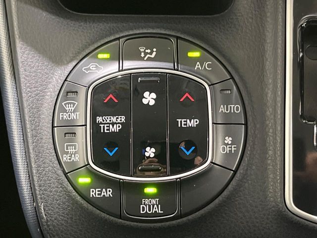 【オートエアコン】一度お好みの温度に設定すれば、車内の温度を検知し風量や温度を自動で調整。暑い…寒い…と何度もスイッチ操作をする必要はありません。快適な車内空間には必須の機能ですね♪