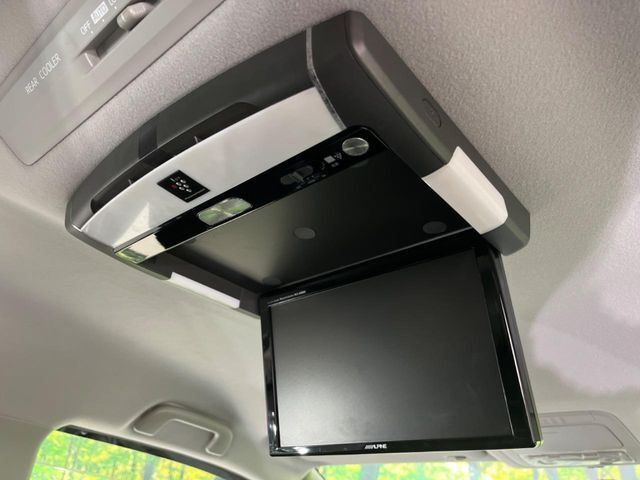 【フリップダウンモニター】大画面モニターで後席でもエンタメをお楽しみいただけます。小さなお子様にも大人気の装備です♪