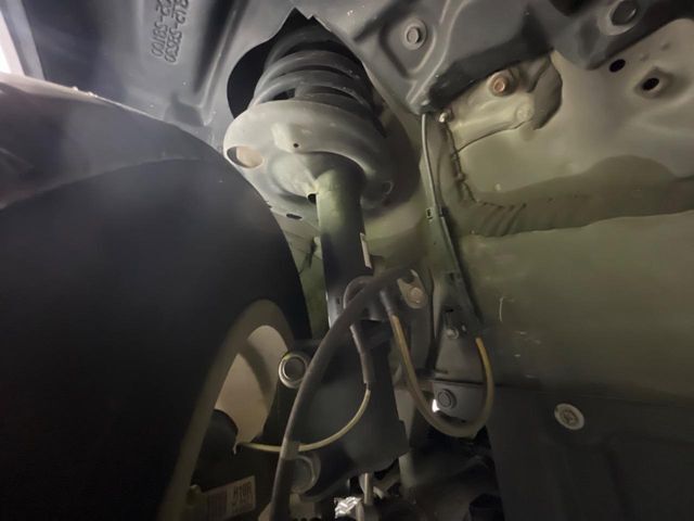 お車を安心してお乗りいただく為には、足回りの定期点検が欠かせません。サービスサポート（有償保証）では無料点検もご提供しており、安心のカーライフをお過ごしいただけるサポート体制が整っています。