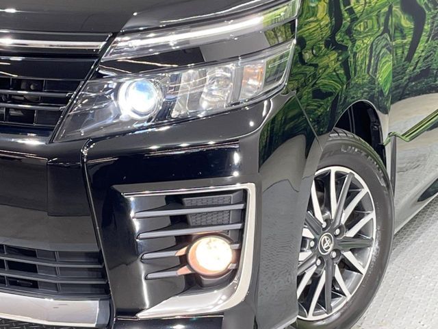 【LEDヘッドライト】悪天候や夜間走行時も良好な視界を確保し安心して運転できる高輝度LEDヘッドライトを装備！点灯速度が早く、消費電力も抑えられています。