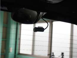 この車にはリアにもドライブレコーダーを装備しております◆映像・音声などを記録する自動車用の装置です。　もしもの事故の際の記録はもちろん、旅行の際の思い出としてドライブの映像を楽しむことができます。