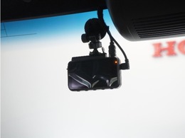 ◆ドライブレコーダー◆映像・音声などを記録する自動車用の装置です。　もしもの事故の際の記録はもちろん、旅行の際の思い出としてドライブの映像を楽しむことができます。