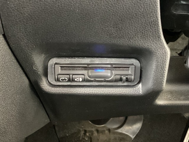 ハンドルの左下にETCがついています。高速道路の料金所の通過も楽々です。　カードの取り出しもしやすい場所についています。