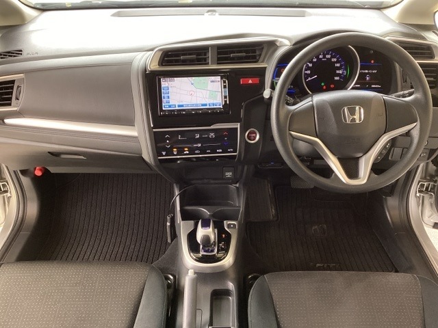 車内は光触媒抗菌消臭施工済です。インパネ周りはスタイリッシュなデザインです。グローブボックスやカップホルダーのほかにトレーなどたくさんの収納スペースが付いています。