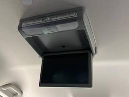 【フリップダウンモニター】大画面モニターで後席でもエンタメをお楽しみいただけます。小さなお子様にも大人気の装備です♪
