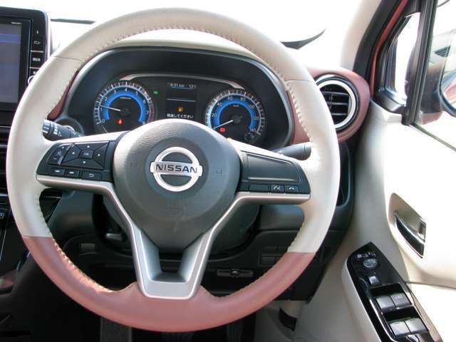 車両情報を鮮やかに表示する先進的な各メーター類。スポーティなデザインのステアリングが走りの期待を高めます。