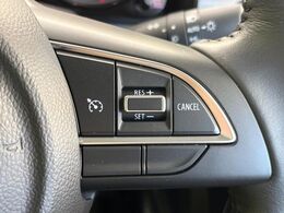 【クルーズコントロール】高速道路もラクラク走行。アクセルを離しても一定速度で走行ができ、長距離運転時の負担を軽減！加速・減速も簡単なスイッチ操作で調整できます。