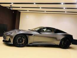 アストンマーチン　新車オーダー車両の為　オプション多数装備車両