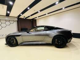 エクステリアマグネティックシルバー　インテリアオックスフォードタン　ブロンズペイントキャリパー　ボディー上部グロスブラックパッケージ　ボディー下部エアロブラックパッケージ