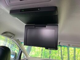 【フリップダウンモニター】大画面モニターで後席でもエンタメをお楽しみいただけます。小さなお子様にも大人気の装備です♪