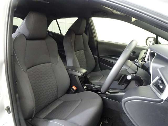 高いホールド性で運転姿勢が安定します。長距離ドライブでも疲れにくいのが魅力です。快適なドライビングライフをお送りください♪
