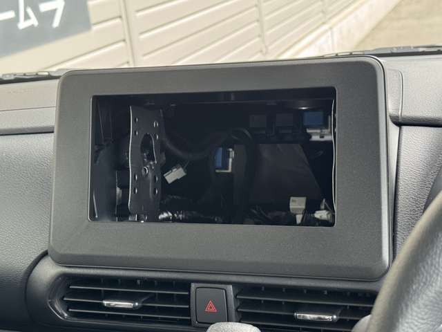カーナビは付いておりませんので、ご自身の気に入ったナビやデュスプレイオーディオが付けれます！こうゆう機能が付いたナビが欲しい！最低限の機能でいい！なんて方もお好きなのをお選びいただけますよ(*^▽^*)