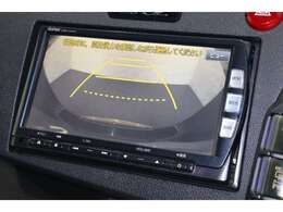 バックカメラが装備されており、後方の安全確認はもちろんのこと狭い場所での駐車や雨の日・夜間など視界の悪いコンディションでのストレスの軽減にもなります！