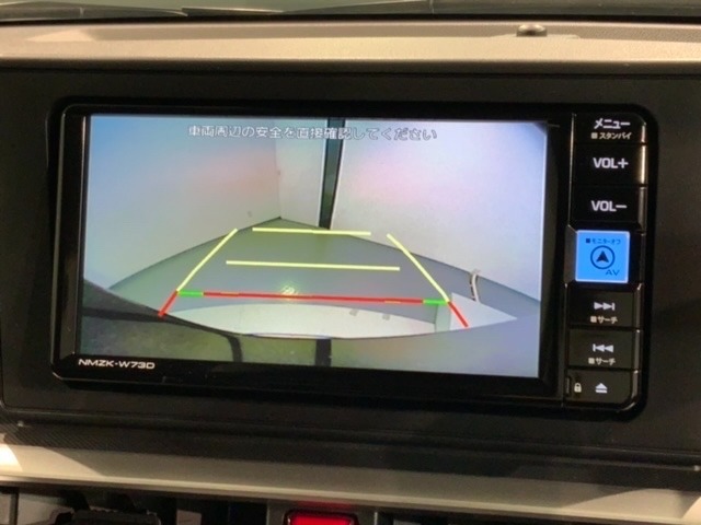 リバースギアに入れるだけで後方の表示へ切り替わります。夜間や雨の日の駐車も楽になりますよ。