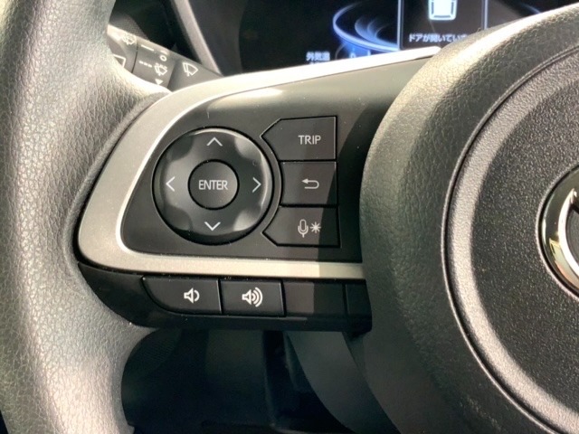 ステアリングにオーディオ操作スイッチが付いています。オーディオ画面に直接タッチしなくても操作が出来ますので、運転に集中できます。